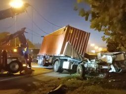 Caos en Panamericana por el choque y vuelco de dos camiones Caos en Panamericana por el choque y vuelco de dos camiones