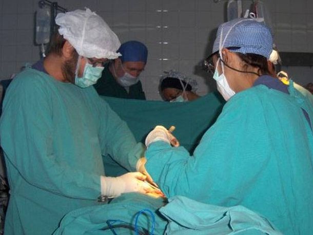 Reimplantan los genitales a un hombre en un hospital público