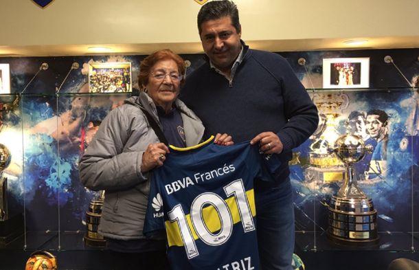 Beatriz posa junto al presidente Angelici