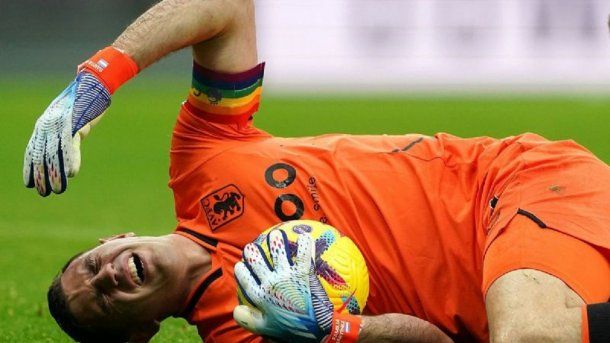 Así fue el golpe que recibió Dibu Martínez en Aston Villa vs Newcastle