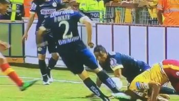 con una brutal patada en la cabeza, un ex jugador de huracan desmayo a su rival con una brutal patada en la cabeza, un ex jugador de huracan desmayo a su rival