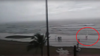 Caminaba por la playa y un rayo le impactó en la cabeza Caminaba por la playa y un rayo le impactó en la cabeza