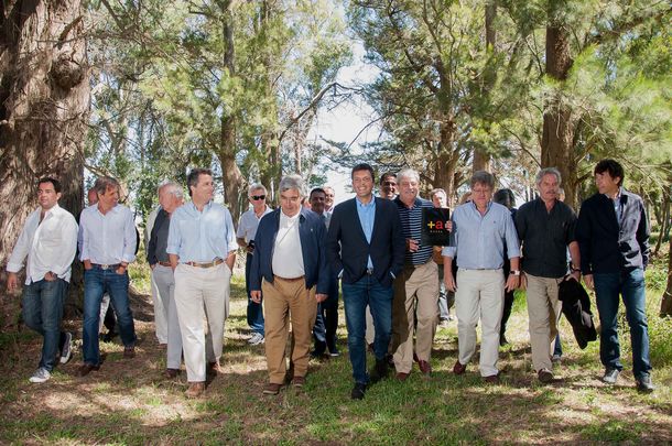 Massa presentó junto a la Mesa de Enlace un proyecto para suspender retenciones