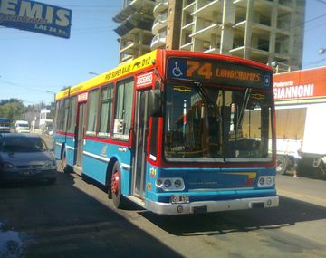 Bronca en vecinos de Longchamps por una línea de colectivos que redujo su servicio