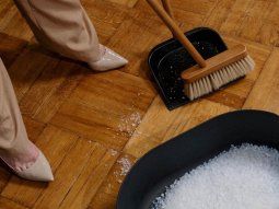 Truco casero: los motivos de poner papel de aluminio en la escoba Truco casero: los motivos de poner papel de aluminio en la escoba