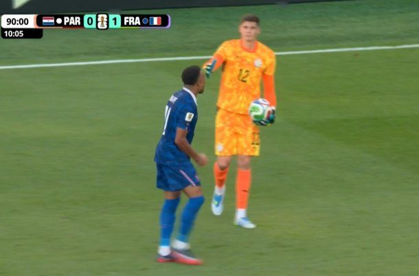 Kylian Mbappé y un notorio desaire al arquero de Paraguay.