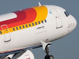 Una aerolínea permitirá utilizar celulares durante el despegue y el aterrizaje del avión