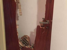 Rompió una puerta y golpeó a su novia