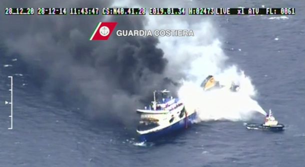 Un muerto y 190 rescatados del ferry italiano incendiado con 478 tripulantes