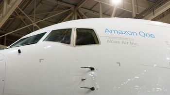 amazon presenta el primer avion de su flota prime air amazon presenta el primer avion de su flota prime air