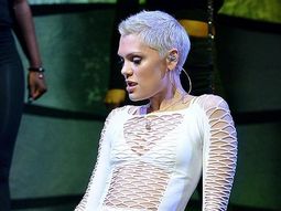 Esta cantante enamora con sus canciones y su look