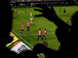 Estudiantes venció 1-0 a Deportivo Riestra y sigue cerca de la cima