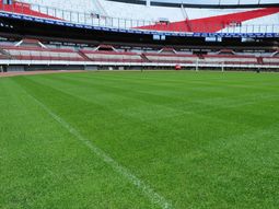 llueve cada vez mas fuerte, pero el superclasico no se suspende llueve cada vez mas fuerte, pero el superclasico no se suspende