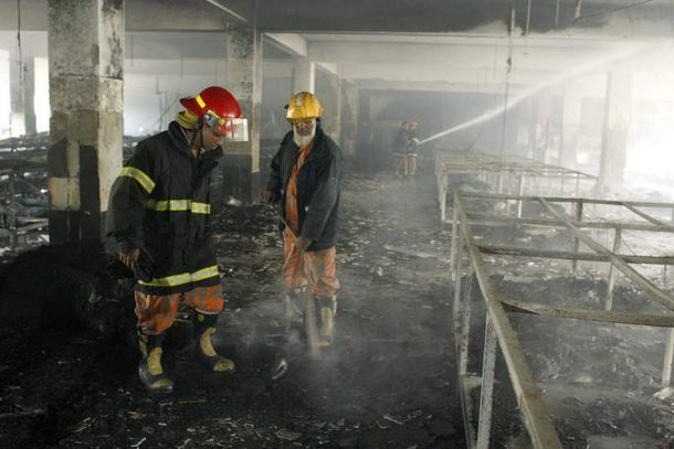 Al menos 120 muertos en un incendio en Bangladesh
