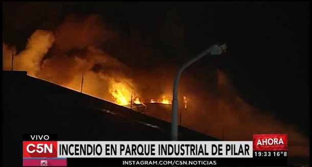 Un enorme incendio destruyó una conocida fábrica ubicada en Pilar