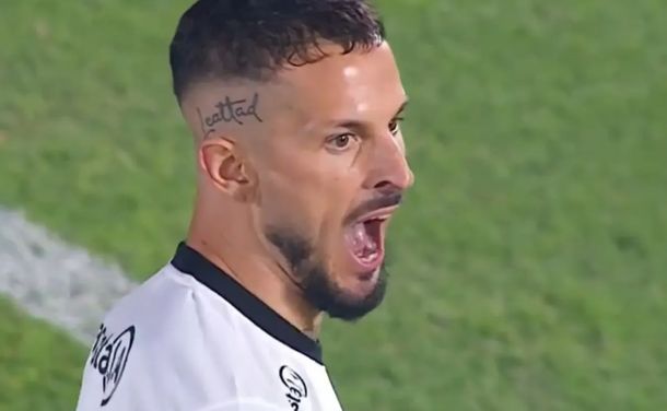 Tensión en Olimpia: Darío Benedetto se cruzó feo con un compañero en pleno partido ante Vélez