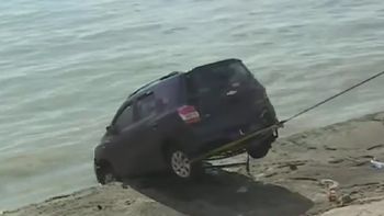 video: asi sacaron del rio de la plata la camioneta que cayo al agua video: asi sacaron del rio de la plata la camioneta que cayo al agua