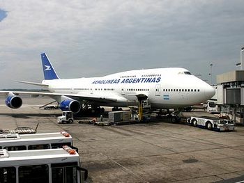 Un piloto de Aerolíneas se quejó porque casi chocó mientras volaba