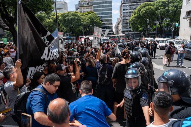 Tras la represión, personas con discapacidad sostienen su reclamo: El Presidente juró sobre la Constitución