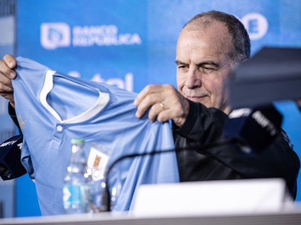 Marcelo Bielsa fue presentado como el nuevo entrenador de Uruguay