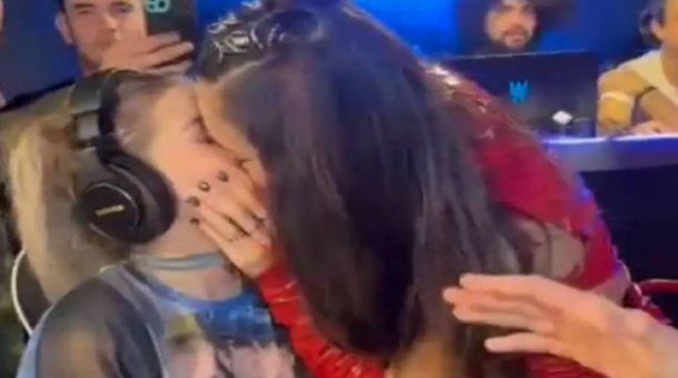 El beso de Juli Castro a Coti Romero en el streaming de Bailando 2023