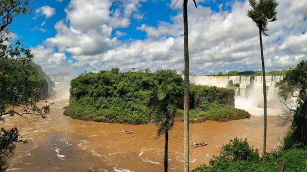 La Isla San Martín se ubica en el Parque Nacional Iguazú. La Isla San Martín se ubica en el Parque Nacional Iguazú.