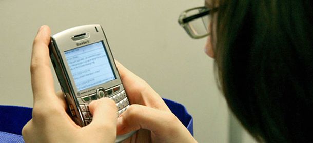 Escribir muchos SMS produce lesiones en varias partes del cuerpo