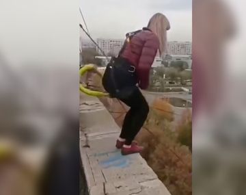 Hizo bungee jumping sin cuerda de seguridad y murió estrellada