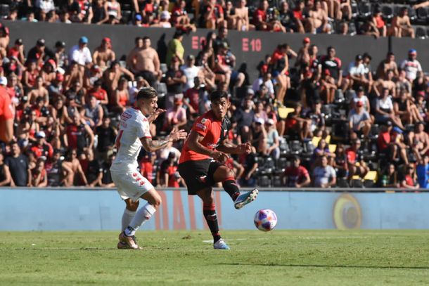 Con el debut de Pipo Gorosito, Colón igualó 1-1 de local con Huracán