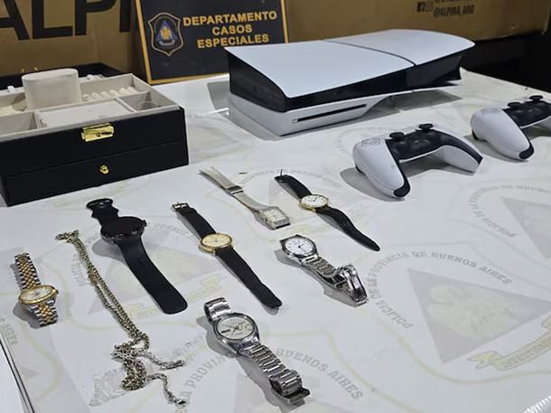 La Policía de la Provincia de Buenos Aires incautó una consola PlayStation 5, mandos, relojes y joyas. La Policía de la Provincia de Buenos Aires incautó una consola PlayStation 5, mandos, relojes y joyas.