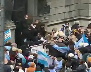VIDEO: Manifestantes opositores intentaron ingresar a la fuerza al Congreso