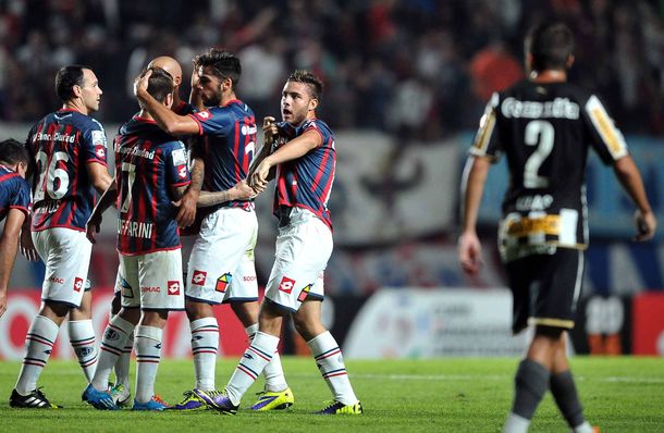 San Lorenzo goleó a Botafogo de local y logró el pase a los octavos de final