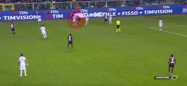La patada de Lucas Ocampos a Dani Alves