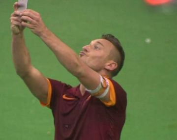 Interminable: Totti fue figura y lo festejó con una selfie mundial