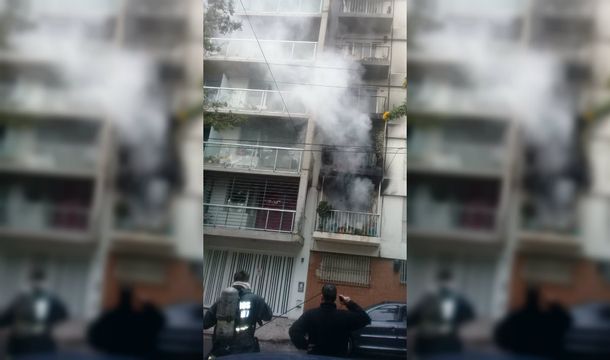 Dos camiones de bomberos tuvieron que intervenir para apagar el incendio en Guatemala al 4600