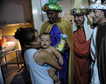 Los Reyes Magos recorren hospitales y entregan juguetes