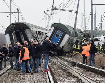 Así quedó la formación ferroviaria descarrilada en Milán