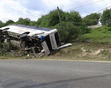 21 chicos heridos por un vuelco en Córdoba - Crédito: @paginacentralju