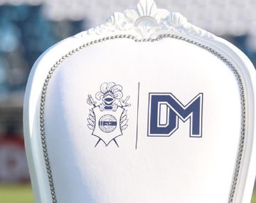 Pagan más de un millón de pesos por el sillón que usó Maradona en la última fecha