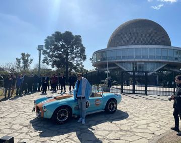 Colapinto recorrió la Ciudad en un Cobra histórico