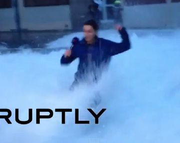 Transmitía la tormenta y una ola se la llevó