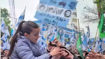 cristina kirchner le tiro por el balcon un regalo a una nena que fue a saludarla: ¿que le dio?