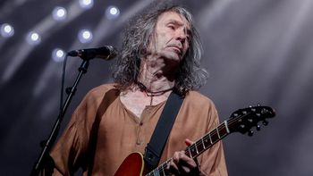 murio robe iniesta, lider de la mitica banda punk espanola extremoduro murio robe iniesta, lider de la mitica banda punk espanola extremoduro