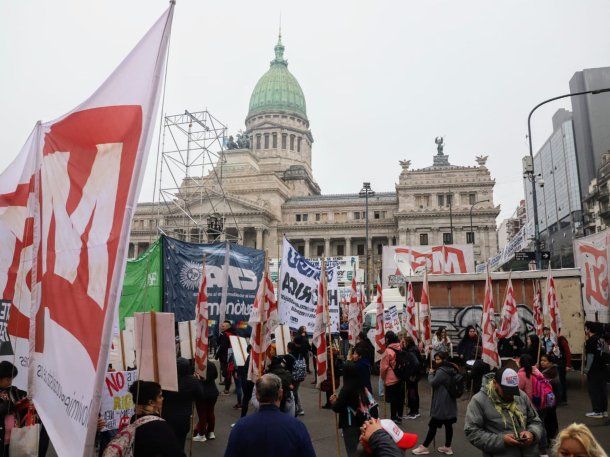 Concentración frente al Congreso en contra de la Ley Bases
