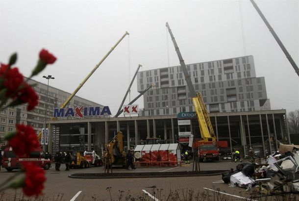 Se derrumbó el techo de un centro comercial en Letonia: al menos 50 muertos