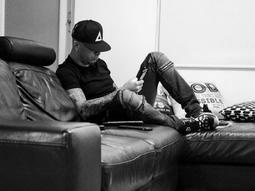 conmovedora foto de la hija de wisin: seguimos en la lucha junto a victoria conmovedora foto de la hija de wisin: seguimos en la lucha junto a victoria