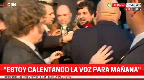Javier Milei dijo estar calentando la voz para cantar, y arremetió contra Pedro Sánchez en diálogo con C5N