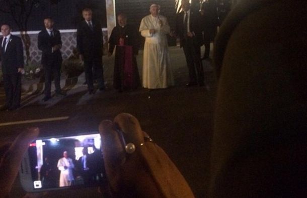 En su primera noche en Ecuador, Francisco rezó con la gente en la calle