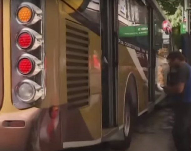 Palermo: chofer que embistió con colectivo una pila de baldosas estaba drogado