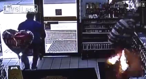 VIDEO: Le explota el cigarrillo electrónico en el bolsillo